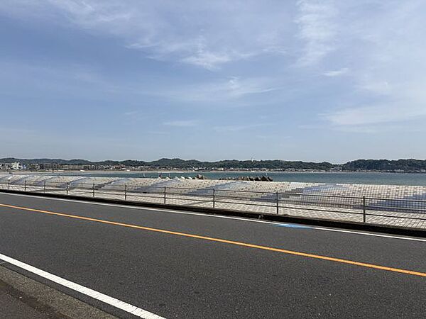 お庭から階段を上るとそこは134号、海へのアクセスもスムーズです！