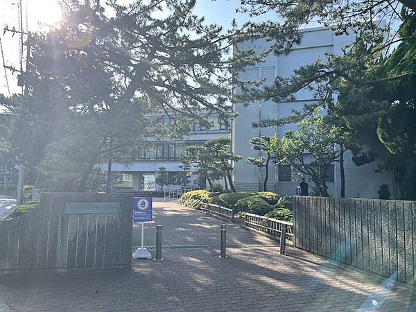 逗子開成学園 徒歩33分。 2640m