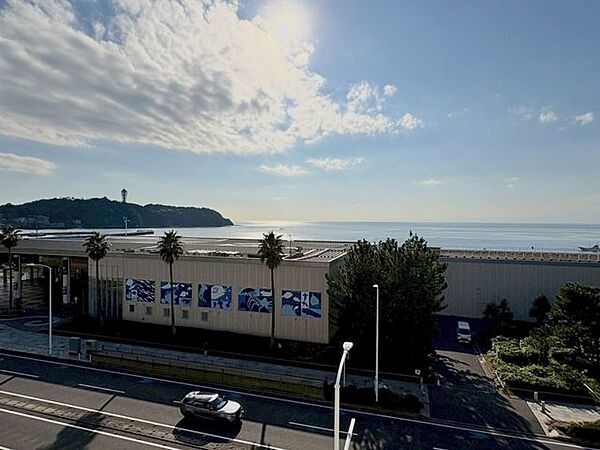 江の島と海を望む。湘南ならではのロケーション。