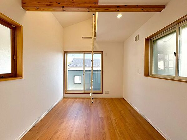 天井の高さを利用して小屋裏収納も設置しました