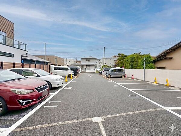 商店街やスーパーも近く、お買い物も便利な立地です。※天候はAIにて加工しております。