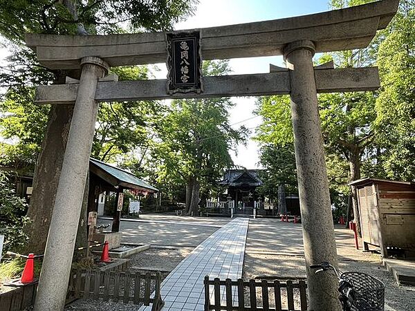 亀ヶ岡八幡宮まで徒歩11分　約800ｍ夏にはお祭りも開催され賑やかになります。