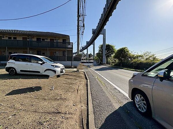 車の出し入れもしやすい前面道路です。