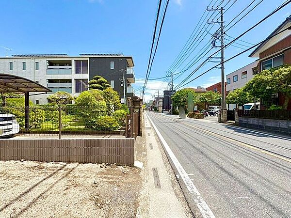 視認性の良い前面道路。