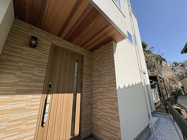 玄関軒裏の木目がお洒落な印象に。