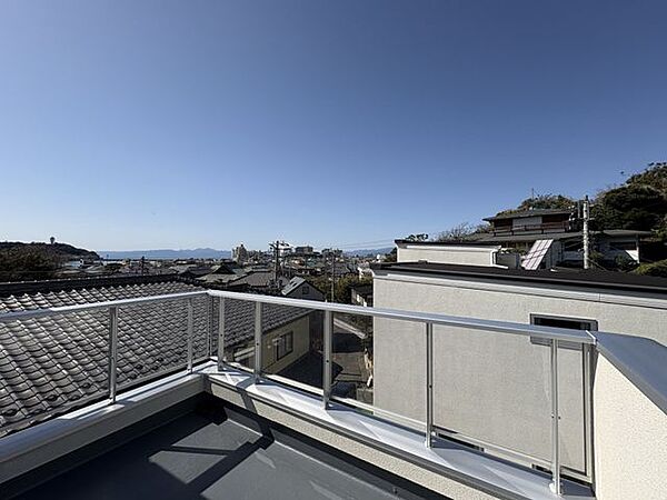 街を見渡すことができるルーフバルコニー。