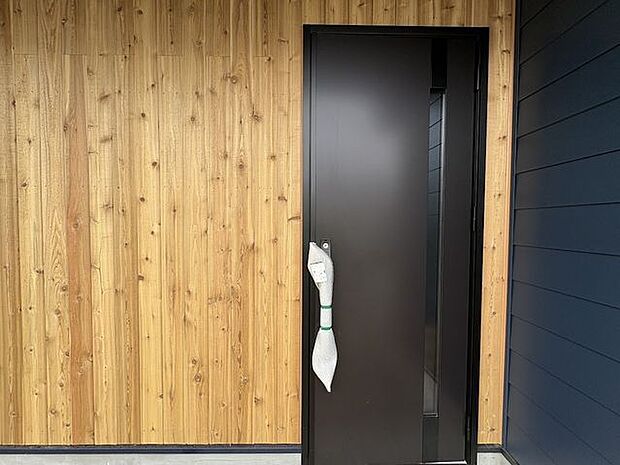 スタイリッシュだけど温かみのある玄関。「ただいま」で気持ちが切り替わります◎