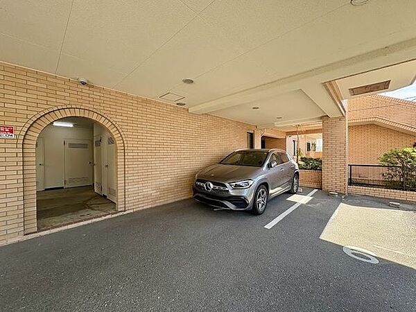 屋根付き専用駐車場(無償)