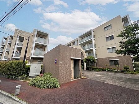 クリームイエローとブラウンで統一された瀟洒な外観