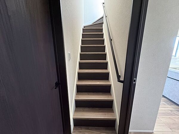 キッチンの後ろからルーフバルコニーへの階段が続きます。