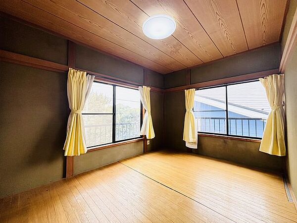 畳の凹みを気にせず、重い家具も、趣味の道具もOKな板張り和室。