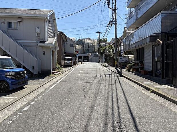 建物前面の道路です。