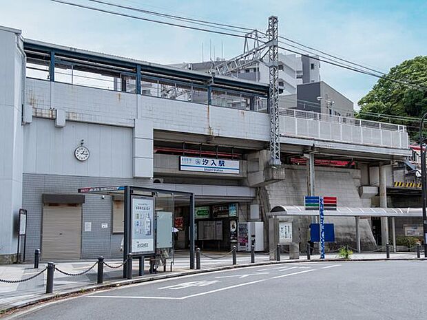 京急「汐入」駅 徒歩42分。車で12分 約3.9km。 3310m