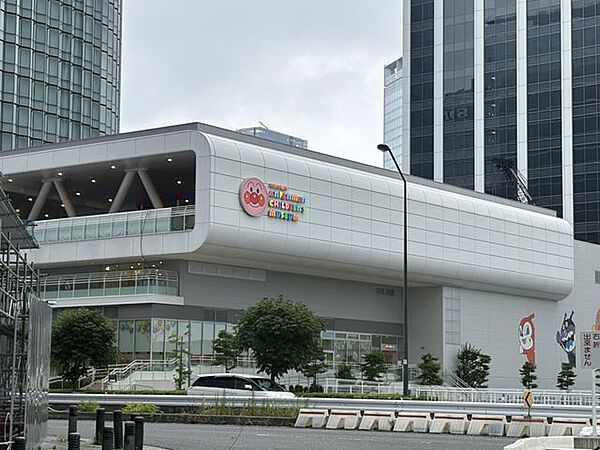 アンパンマンこどもミュージアム 徒歩8分。 640m