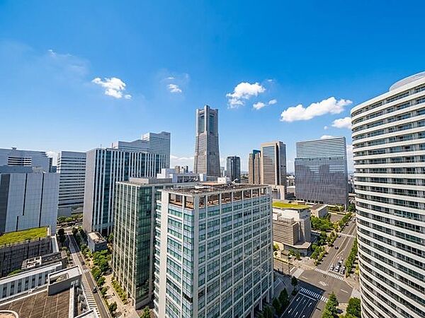 横浜のシンボル「ランドマークタワー」を望む。※AIにより天候を加工しています。