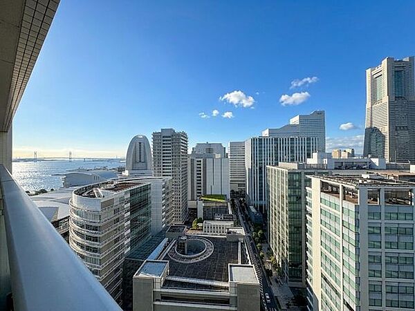海そして、ベイブリッジを望むロケーション。※AIにより天候を加工しています。
