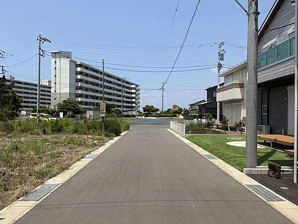前面道路は幅員約5ｍ。開発分譲地内で交通量が少なく静かな環境です。