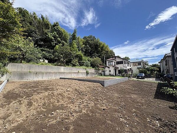前面道路もゆとりのある広さ。