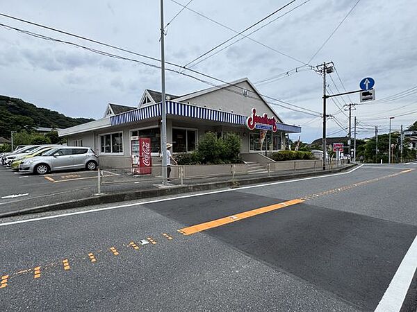 ジョナサン 葉山店 徒歩9分。 670m