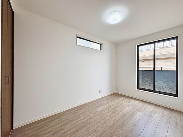 バルコニーに面したお部屋で開放感があります。