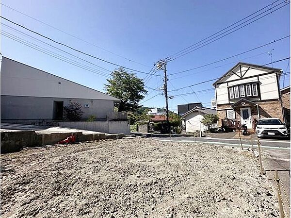 明るく開放感のある角地。