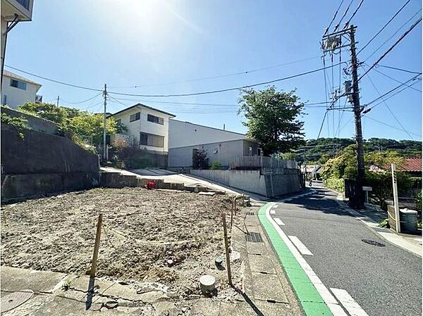 ゆとりのある広さの前面道路。