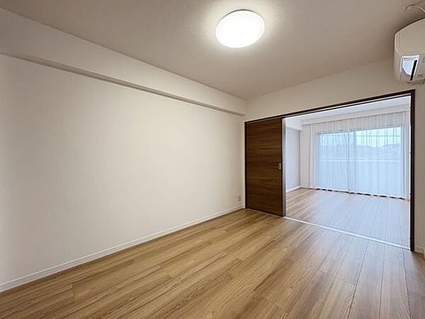 リビングに続く引き戸を開けると開放的なお部屋になります♪