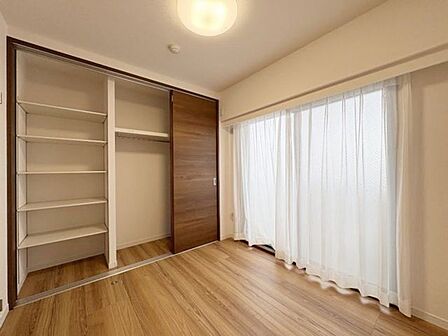 バルコニーに出られるお部屋です。
