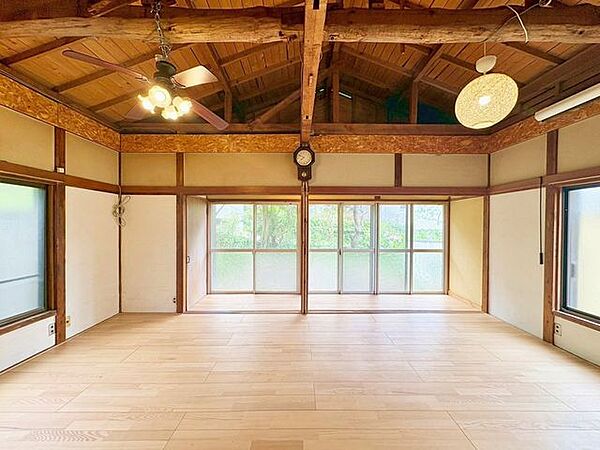 豊富な収納を備えた、スッキリ片付く明るい洋室です。