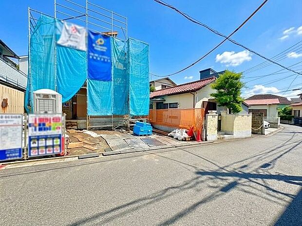 前面道路はゆとりのある広さ。