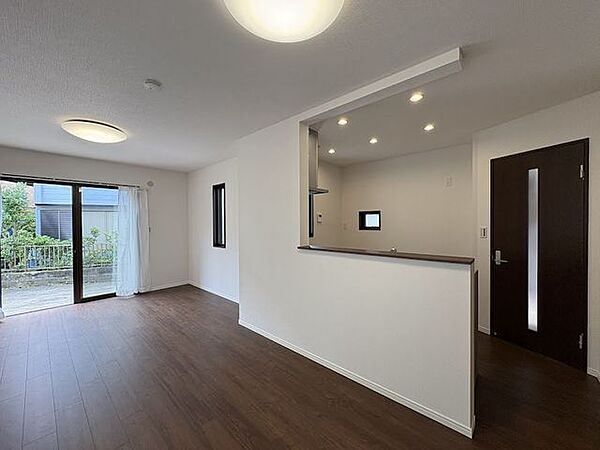 家具の配置がしやすいシンプルテイストなリビング