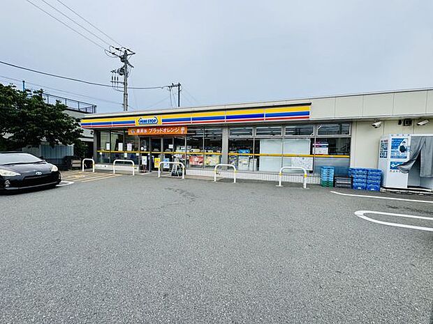 ミニストップ 葉山御用邸前店 徒歩11分。 840m
