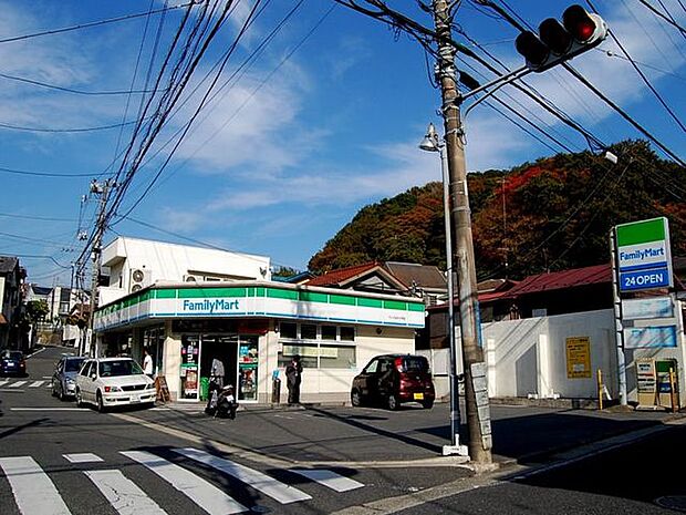 ファミリーマート逗子小坪店 徒歩10分。 740m
