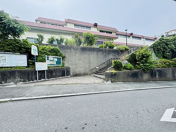小坪小学校 徒歩9分。 720m