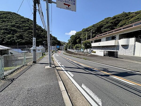 前面道路もゆとりがあります。
