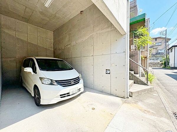 週末は愛車で湘南ドライブへ。ハイルーフ車もゆったり収まる地下車庫。