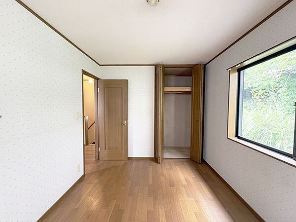 全室クローゼット完備の洋室です。
