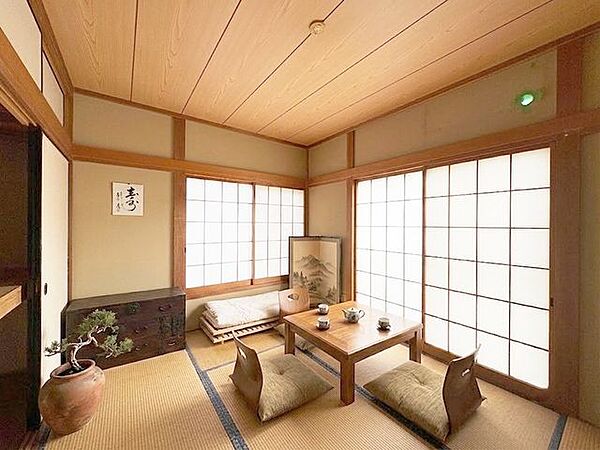畳の香りに包まれて、ごろんと横になる幸せ。家族みんなの癒やしの空間です。※家具・小物はAIで生成しております。販売価格に含まれません。
