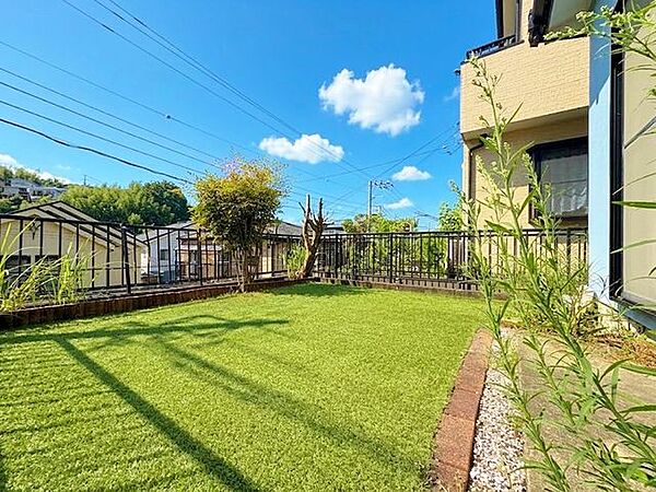 人工芝を敷き詰めた約25m2のプライベート庭はBBQや子供たちの遊び場に◎※生成AIによる空色補正