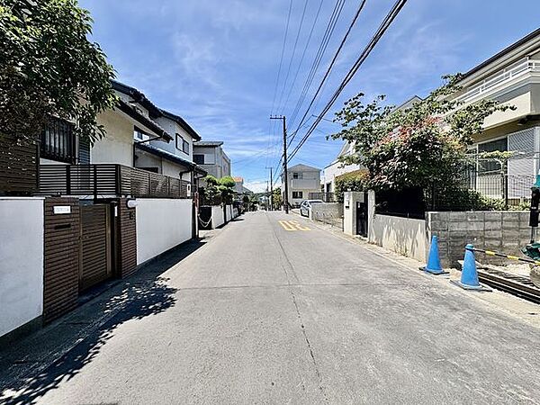 ゆとりある前面道路で駐車も楽です。