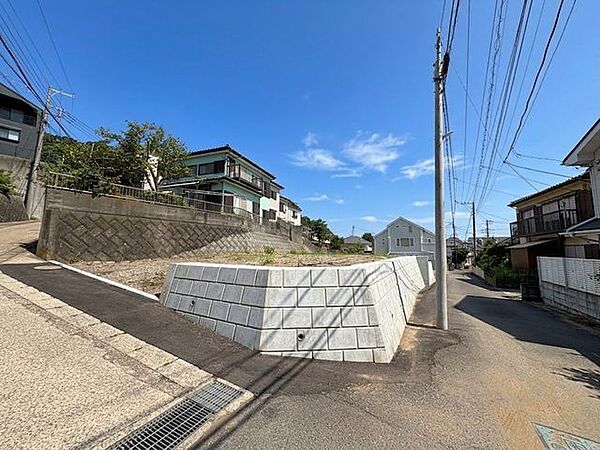視界が広がる、開放的な角地のひな壇。2階や屋上をつくれば、あなただけの『海が見える家』が完成します。ぜひ現地でこの開放感をご体感ください。