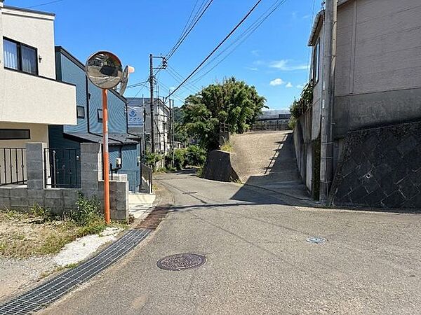 青空が広がる、のどかで開放的な前面道路。交通量が少なく落ち着いた環境のため、小さなお子様がいるご家庭や、静かな環境でスローライフを送りたい方に最適です。