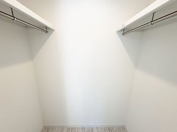 洋服はもちろん、季節ものの家電やスーツケースまでまとめてしまえる便利なウォークインクローゼット。