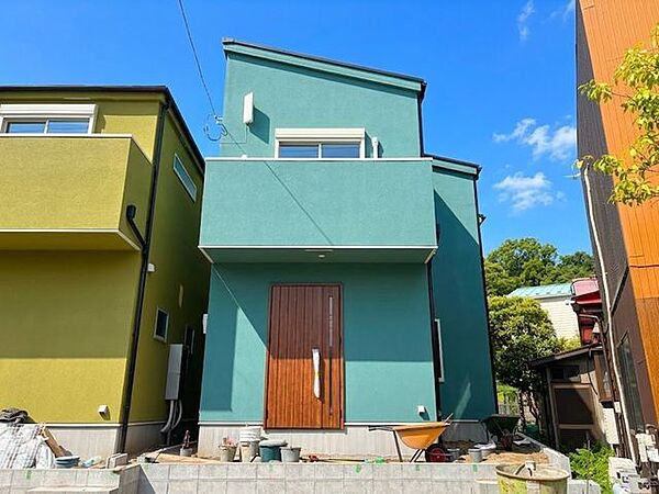 グリーンを基調としたおしゃれな外観です。※天候のみAI加工済み