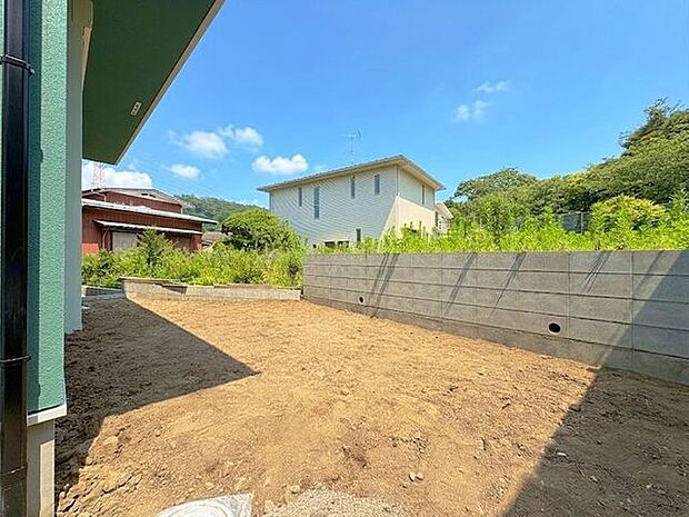 南向き、日当たり良好のお庭です。