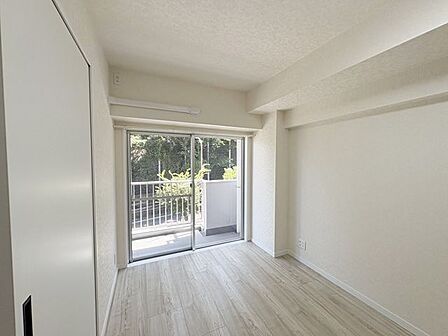 洋室約7帖。バルコニーに面しています。