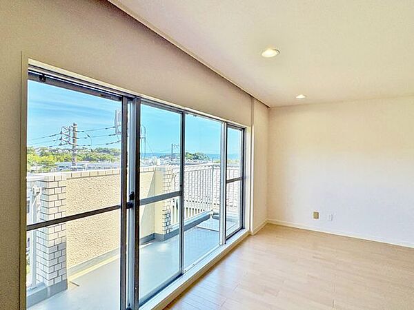 最上階・角部屋ならでは♪リビングからバルコニーの眺めもいいですね！