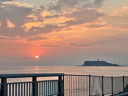 稲村ケ崎海岸まで車で11分　約4.5km海に沈む夕陽を眺めながらお散歩も満喫できます。