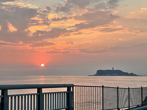 稲村ケ崎海岸まで車で11分　約4.5km海に沈む夕陽を眺めながらお散歩も満喫できます。