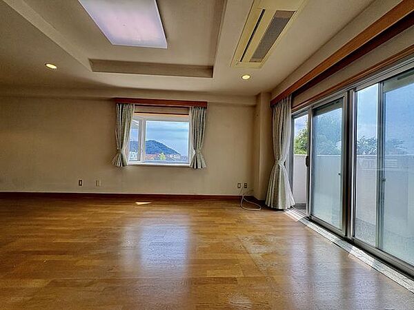 角住戸ならではの陽当たり。